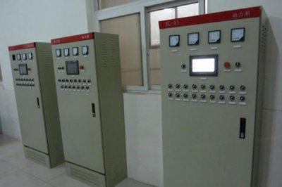 換熱站PLC控制柜中，元器件是很重要的零部件